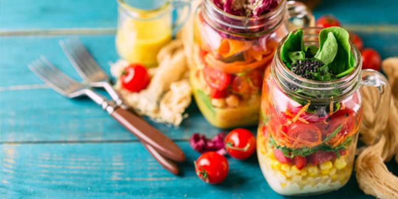 Die Mittagspause im Geschäft ist knapp bemessen, die Versuchung im Take-away das Fertigmenü zu kaufen gross. Die Idee vom geschichteten Salat im Glas stammt aus den USA. Dort nennt man die knackig Snacklösung «Mason Jar  Salad». Die Salatgläser, befüllt mit frischen Zutaten sind schnell vorbereitet.