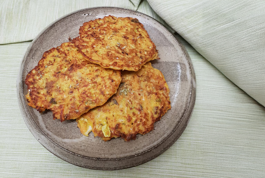 Galettes salées au céleri et aux carottes Galettes dorées au céleri, aux carottes, au chou frisé et à la farine d’épeautre – riches en nutriments et douces en goût