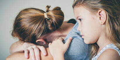 Sind Eltern von einer psychischen Erkrankung betroffen, leiden auch die Kinder. Es ist für sie schwierig, mit dieser Situation umzugehen; sie sind verunsichert. Deshalb ist es wichtig, dass die Kinder fachliche Unterstützung erhalten, um ein möglichst normales Leben führen zu können. Denn das Risiko, selbst einmal psychisch zu erkranken, ist erhöht.