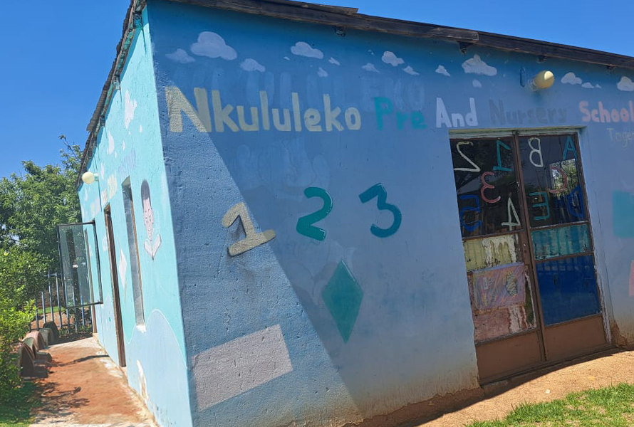 KITA Nkululeko heute Das Hauptgebäude zeigt sich in neuem Hellblau, mit dem vertrauten Schriftzug „Nkululeko“ – ein Zeichen für Kontinuität und Weiterentwicklung.