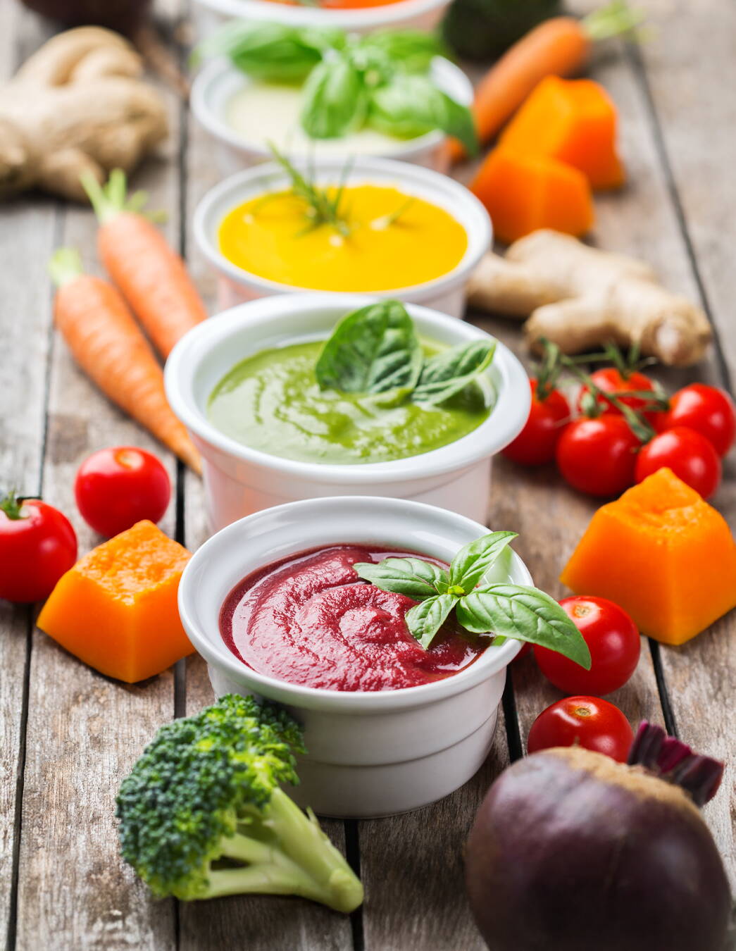 Frische Abkühlung: Kalte Suppen für heisse Tage Wenn die Temperaturen steigen, tut eine leichte, kalte Suppe gut. Von der Randen-Gazpacho bis zur süssen Erdbeersuppe – entdecken Sie vielfältige Rezepte für erfrischende Genussmomente.