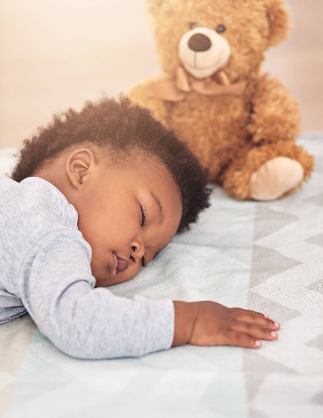 Bien s’endormir – conseils pratiques pour le soir Le coucher ne doit pas devenir un combat. Grâce à des rituels affectueux, vous offrez à votre enfant un sentiment de sécurité et favorisez des soirées paisibles.