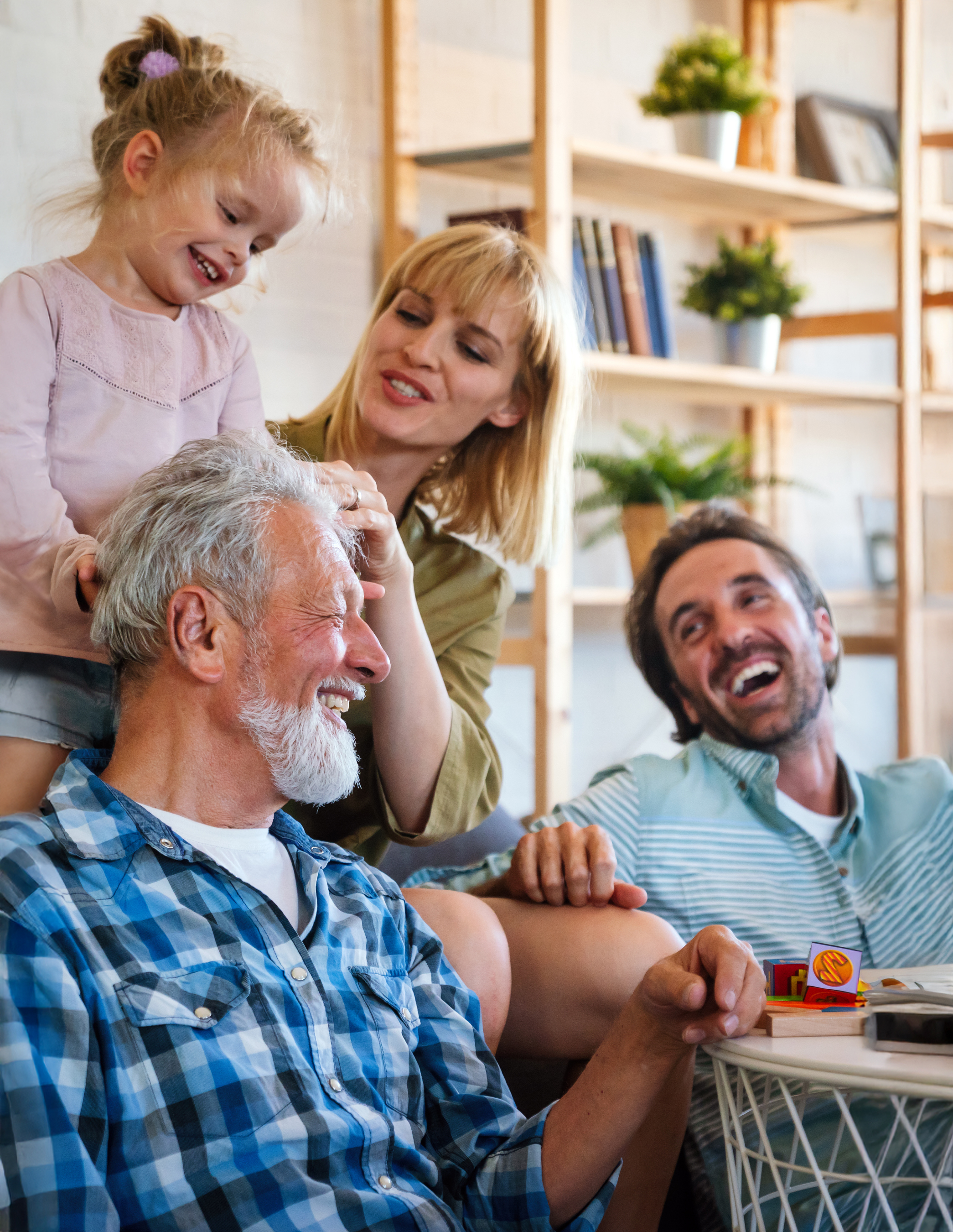 Vier Personen in einem Wohnzimmer – ein Symbol für familiären Zusammenhalt.