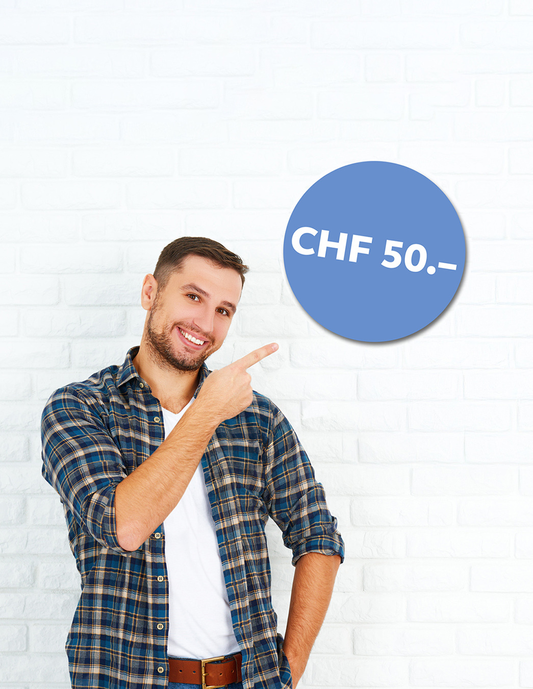Ihr Engagement zählt Der junge Mann zeigt auf einen grossen blauen Kreis mit der Aufschrift „CHF 50.–“ – ein symbolisches Dankeschön für Ihre Empfehlung.