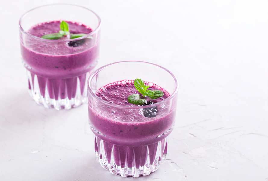 Cremiger Kokos-Blaubeeren-Shake mit Haferflocken Ein cremiger Shake aus Kokosmilch, Magerquark, Blaubeeren, Haferflocken und Leinsamen – voller Vitamine und Antioxidantien.