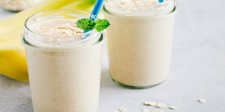 Selbstgemachte Proteinshakes – Im Verlauf der Schwangerschaft steigt der tägliche Energiebedarf um 200 - 300 Kalorien, welche sie am besten mit einer zusätzlichen Einheit Eiweiss abdecken. Proteinshakes eignen sich perfekt dafür. Wir haben ihnen drei leckere Rezepte zum Ausprobieren zusammengestellt