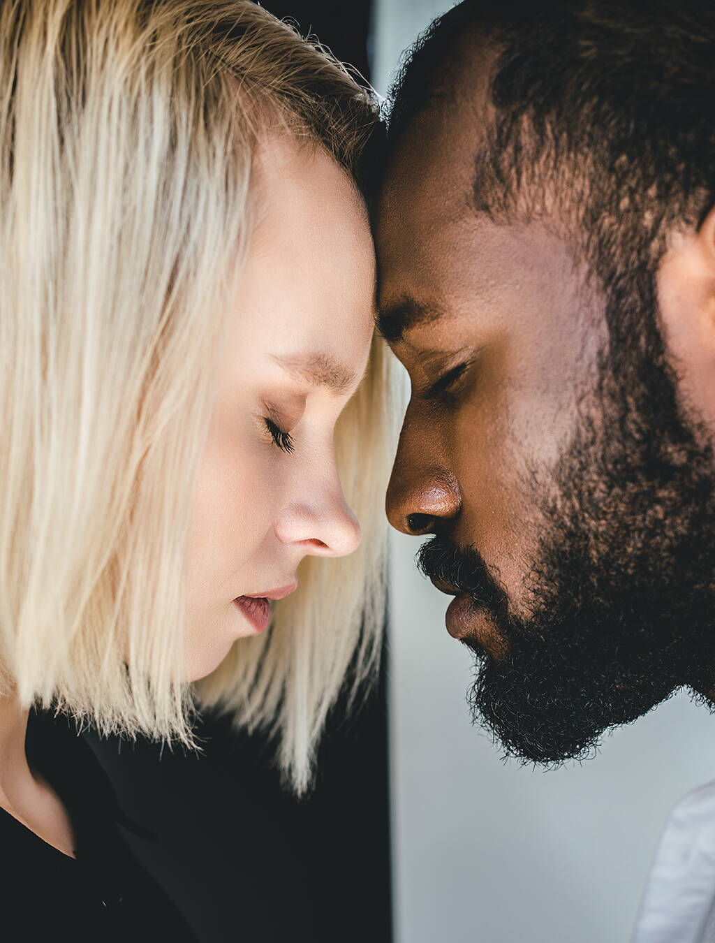 Un couple perd son enfant désiré. Le chagrin est profond, les questions sont nombreuses. Grâce à Don du cœur et à un groupe d’entraide, ils trouvent du soutien et commencent à guérir.

