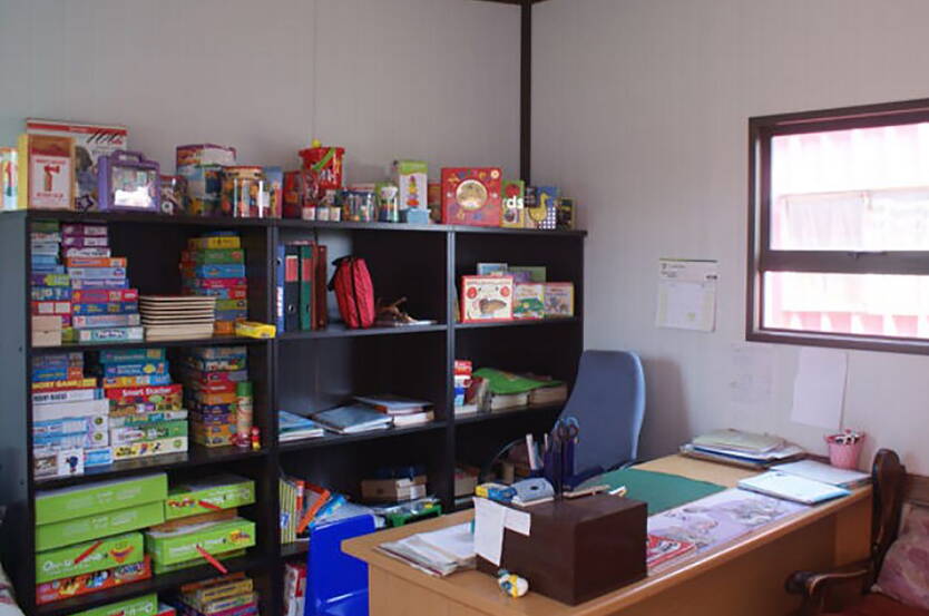 Büro KITA Nikululeko Das neue Büro, welches Gladys im neuen Küchengebäude eingerichtet hat. Im Büro finden nun endlich auch die Lernspiele, welche die Entwicklung der Kita-Kinder fördern und unterstützen, einen angemessenen Platz im bereitgestellten Bücherregal.