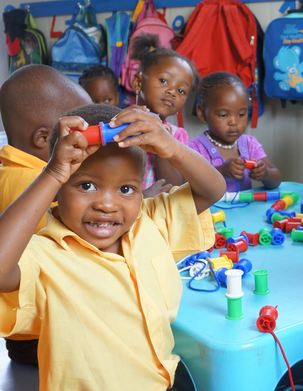 Spiel und Freude in Nkululeko Kinder der KITA Nkululeko spielen mit bunten Rollen – ein lebendiges Bild davon, was Solidarität und Spenden möglich machen.