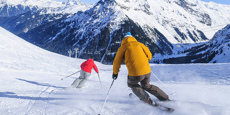 Wer übernimmt die Kosten, wenn die gemietete Ski- oder Snowboardausrüstung gestohlen oder beschädigt wird? Wie verhält es sich, wenn es sich um die eigenen Skier oder Snowboards handelt, die gestohlen oder durch eine Unachtsamkeit selbst beschädigt wurden? Gibt es dafür eine Versicherung?