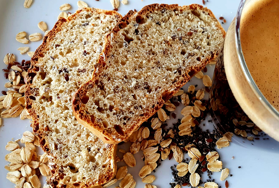 Pain léger à l’épeautre avec lait de riz et graines Un pain simple et rapide à préparer, sans levure – avec de la farine d’épeautre, du lait de riz et une portion de graines saines comme l’avoine, le lin ou le chia.