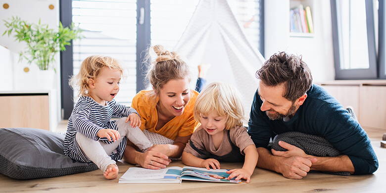 Qui verse une allocation de naissance ? Entre autres, l'association familiale PRO LIFE. L'ajout à la famille apporte, en plus de beaucoup de joie, un fardeau financier supplémentaire. Une trousse de premiers soins, une poussette et un lit, Maxi-Cosi, un sac à couches, une écharpe porte-bébé et bien plus encore. L'allaitement maternel est facile pour le budget familial.