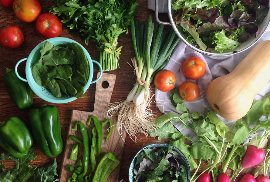 Frisches Gemüse für gesunden Salat Bunte Auswahl an frischem Gemüse: Tomaten, Frühlingszwiebeln, Radieschen, Petersilie, Blattsalat und grüne Peperoni – perfekt für eine gesunde Mahlzeit.