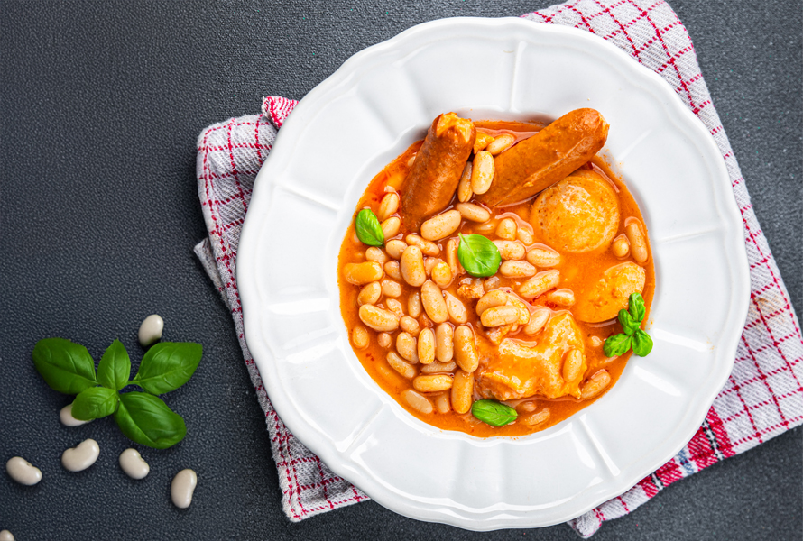 Stufato di fagioli saporito e speziato I legumi come i fagioli sono veri concentrati di nutrienti: forniscono non solo folati, ma anche proteine, ferro e preziosi sali minerali.