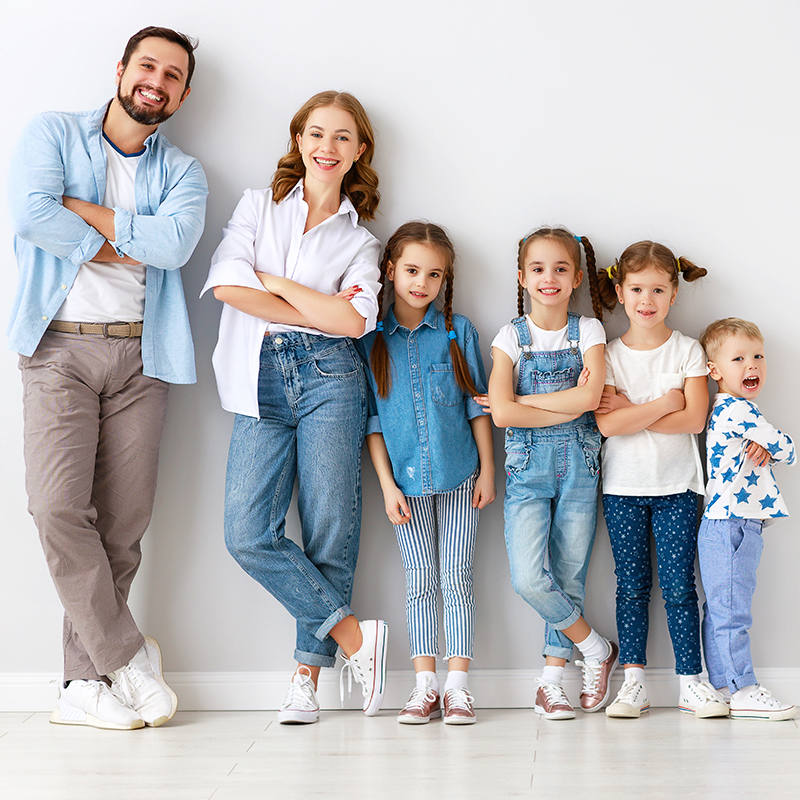 Ein Elternpaar mit vier Kindern – ab dem fünften Kind übernimmt PRO LIFE die Grundversicherungsprämien nach KVG (abzüglich Subventionen).