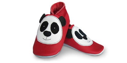 Tätzli "Panda" Neu in unserem Onlineshop erhältlich: Die Tätzli (Swiss Made) - Gesundes Wachstum in herzigen Krabbelschuhen! Wenn ihnen auch nicht egal ist, unter welchen Bedingungen die Produkte ihres täglichen Bedarfs produziert werden! Die Lederschuhe stammen aus ökologisch nachhaltiger und sozialer Produktion.