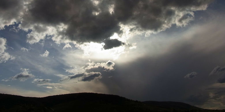 Unheilvolle dunkle Gewitterwolken ziehen auf und bedrohen die Existenz der hart arbeitenden Familie. Die Kinder müssen immer mehr auf ihre Eltern verzichten. Die Rechnungen blieben ungeöffnete liegen, unerledigte Poststapel wird jeden Tag grösser. Mahnungen flattern ins Haus und der Schuldenberg wird höher.