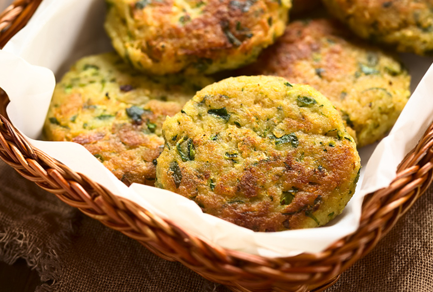 Frittelle croccanti di spinaci con delicati cipollotti Frittelle salate con spinaci al vapore, cipollotti e fiocchi di patate – ideali dai 10 mesi