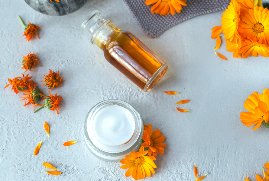 Crème pour les mains au calendula selon une recette traditionnelle Nourrissante pour les peaux sèches et abîmées: l’effet antiseptique du calendula soutient la cicatrisation naturelle en douceur.