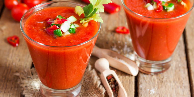 Tomatengazpacho – An heissen Tagen und tropischen Nächten ist es besonders wichtig, genug zu trinken. Essen fällt vielen Menschen bei Temperaturen über 25 Grad schwer, da der Körper mit der Eigenkühlung beschäftigt ist, so dass keine Energie mehr für die Nahrungsaufnahme und Verdauung übrig bleibt.