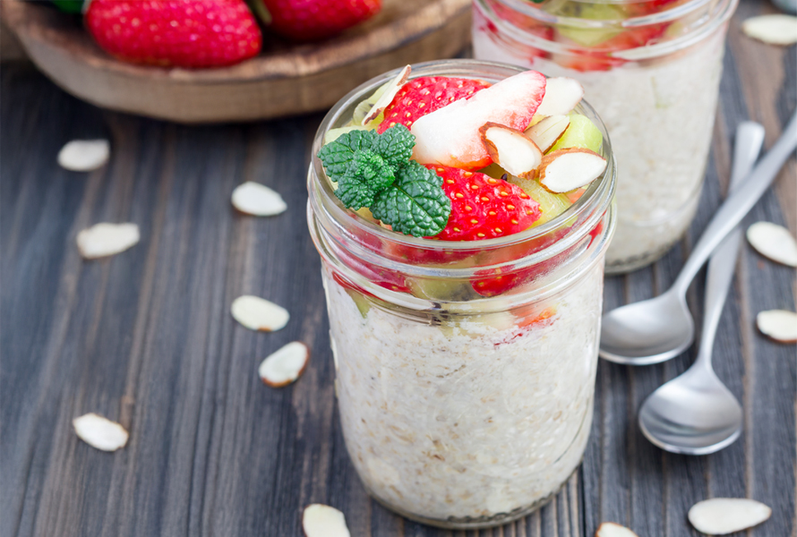 Overnight oats – il porridge da portare con sé Preparata la sera, gustata al mattino: la versione fredda con fiocchi d’avena, latte, yogurt e frutta è perfetta come colazione in ufficio o spuntino da portare con sé.