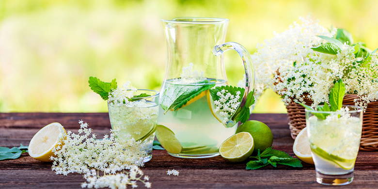 Niente disseta meglio dell'acqua. Immergetevi nella varietà di acqua aromatizzata. Frutta, cetrioli, limoni, limette ed erbe aromatiche sono adatti per la produzione di bevande disintossicanti. Lo zenzero aiuta contro la malattia del mattino. L'acqua aromatica è ricca di vitamine e povera di calorie.