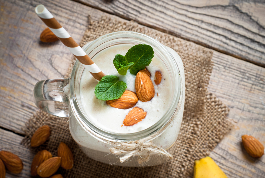 Sämiger Bananen-Smoothie mit Hafer und Mandelmus Cremiger Energielieferant mit Zimt – besonders sättigend dank Haferflocken und perfekt als kleiner Frühstücksersatz.