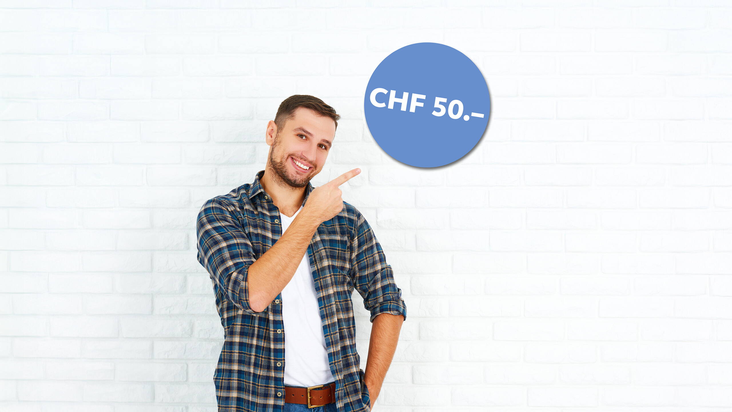 Grazie per la Sua raccomandazione! Un giovane indica un grande cerchio blu con la scritta «CHF 50.–». L’immagine simboleggia il riconoscimento che riceve per il Suo impegno.