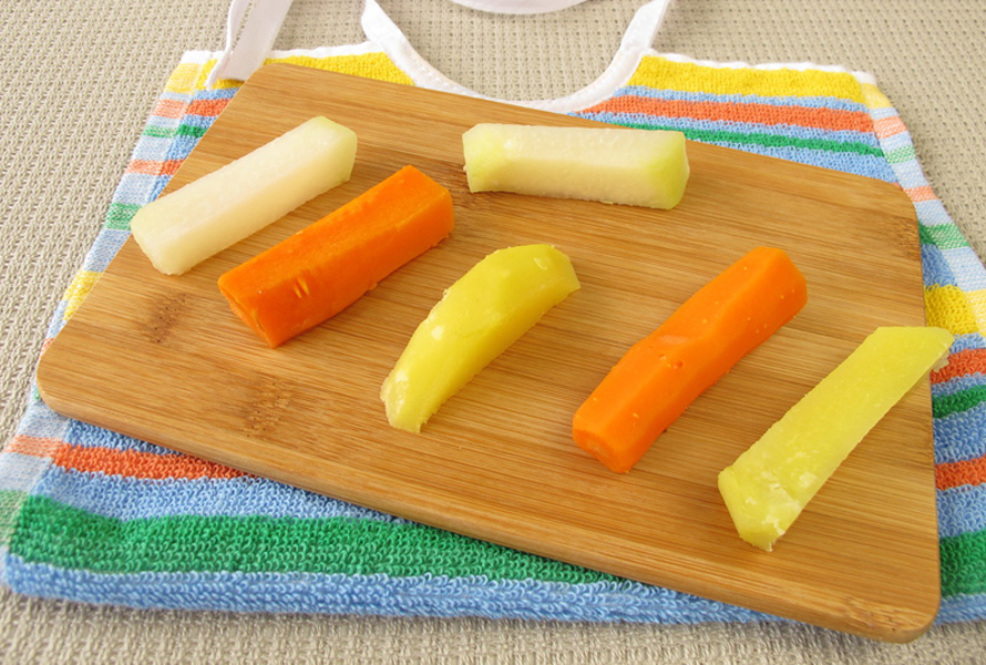 Bastoncini di verdure colorati con carote, cavolo rapa e patate Verdure cotte a vapore in pezzi maneggevoli – perfette da masticare, esplorare e afferrare con le manine dei bambini.
