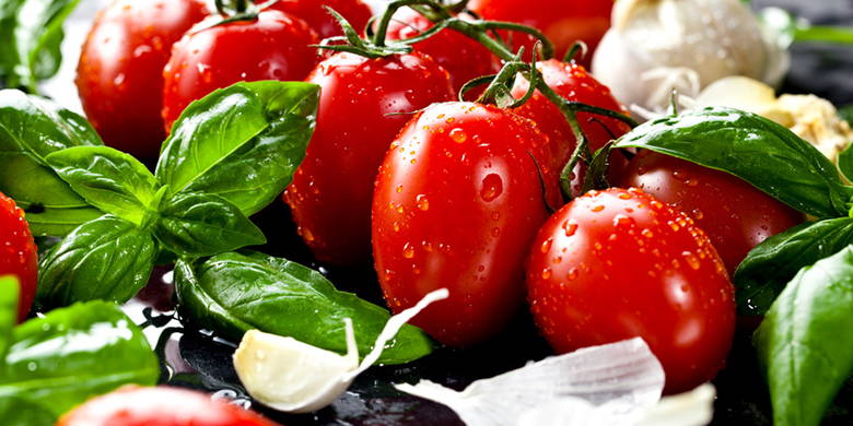 La pausa pranzo nel negozio è stretta, la tentazione di comprare il pasto pronto nel take-away è grande. L'idea di un'insalata stratificata in un bicchiere viene dagli Stati Uniti. Lì la soluzione di snack croccante si chiama "Mason Jard Insad". I bicchieri da insalata ripieni di ingredienti freschi vengono preparati rapidamente.