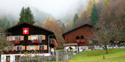 Unheilvolle dunkle Gewitterwolken ziehen auf und bedrohen die Existenz der hart arbeitenden Familie. Die Kinder müssen immer mehr auf ihre Eltern verzichten. Die Rechnungen blieben ungeöffnete liegen, unerledigte Poststapel wird jeden Tag grösser. Mahnungen flattern ins Haus und der Schuldenberg wird höher.