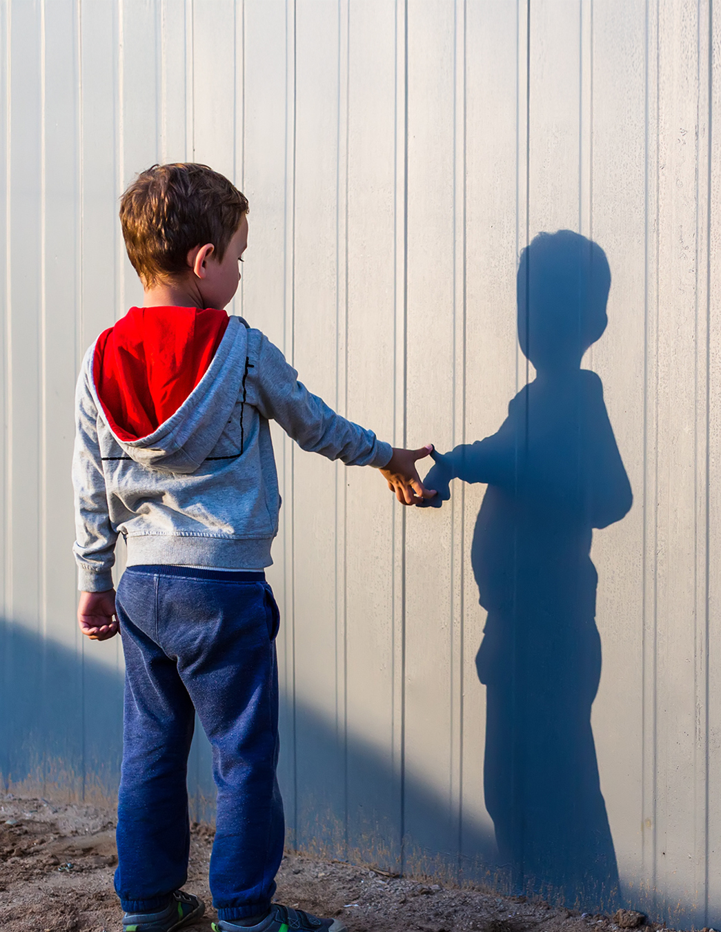 La sœur de Leon est décédée. Depuis, ce garçon de six ans présente un comportement inhabituel. Ses parents s’adressent à Don du cœur – et reçoivent une aide pour une thérapie de deuil urgente.

