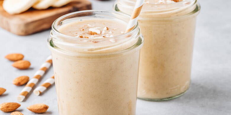 Bananen-Mandel-Smoothie mit Zimt. Mandelmus, Bananen und Haferflocken verleihen dem Smoothie die fantastische Sämigkeit. Haferflocken sind das gesündeste Getreide überhaupt. Sie beinhalten einen hohen Eiweiss- und Ballaststoffanteil, Mineralstoffe sowie die Vitamine B1 und E.