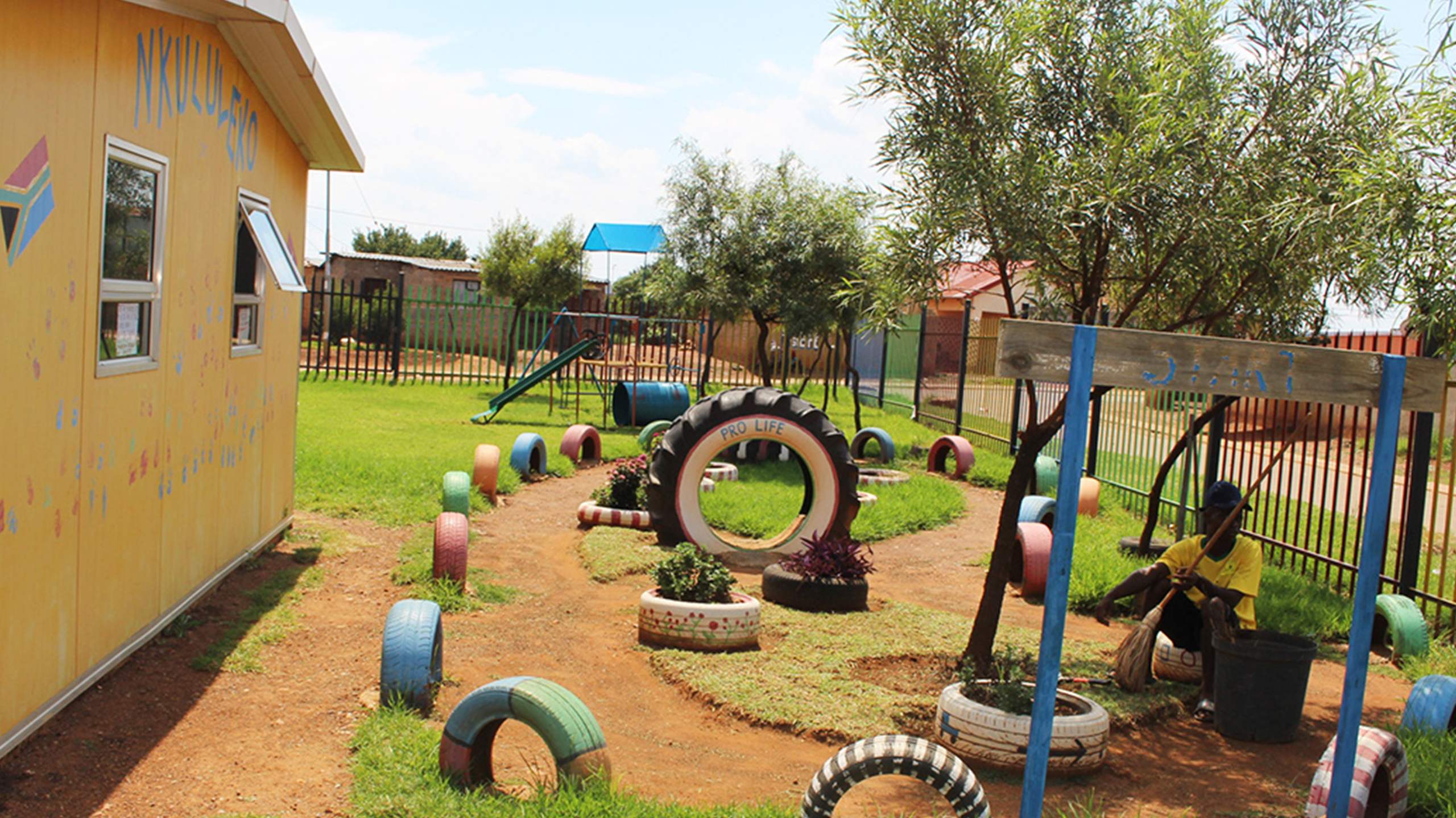Ein Blick auf den liebevoll gestalteten Spielplatz der Kita Nkululeko – ein Ort, der tägliche Freude und sicheres Spielen ermöglicht.