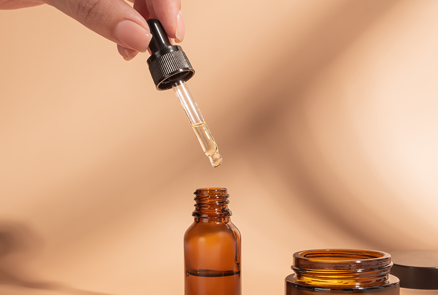 Natürliche Pflegeöle Braune Fläschchen und Tiegel mit Mandel-, Jojoba- und Wildrosenöl – perfekte Basis für selbstgemachte Hautpflege während der Schwangerschaft.