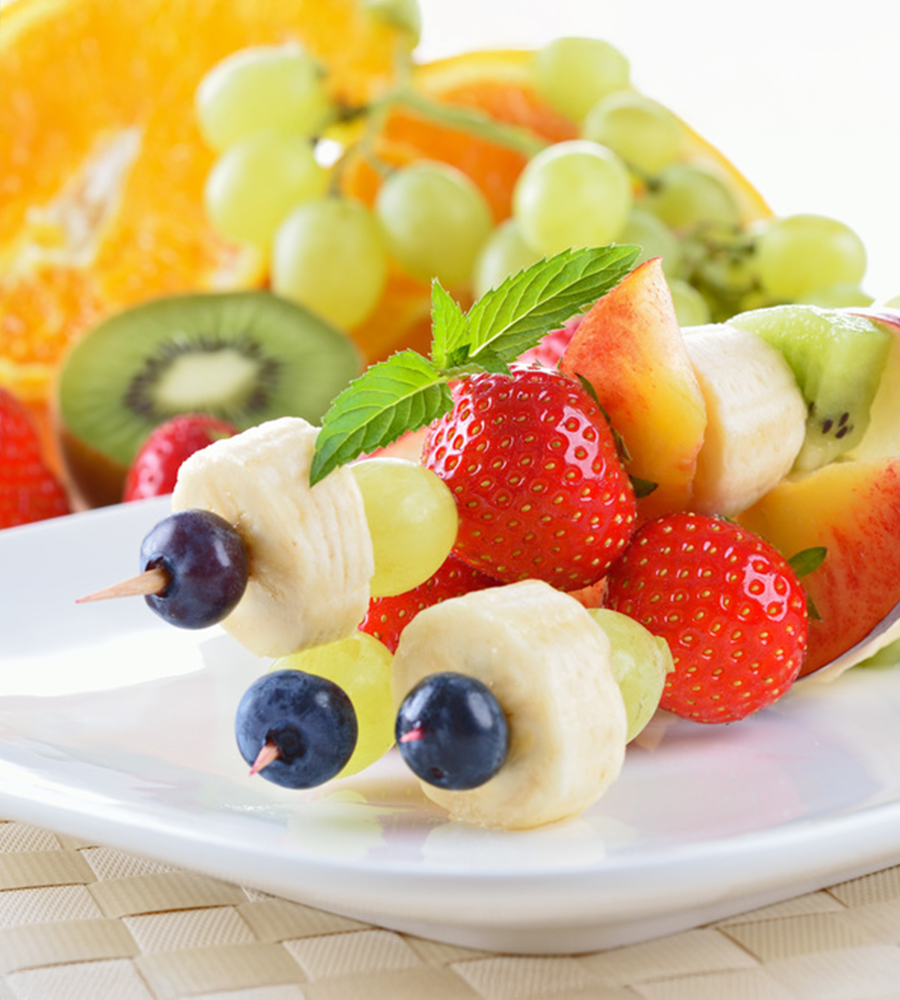 Brochettes de fruits colorées avec des fraises, du kiwi et bien plus encore Les brochettes de fruits rendent l’alimentation saine plus attrayante pour les enfants. Restez à proximité – les bâtonnets en bois présentent un risque de blessure.