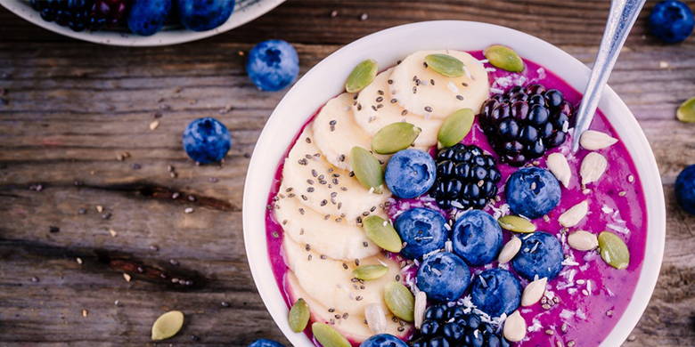 Food Bowl bezeichnet das traditionelle Essen im asiatischen Raum. Traditionell nimmt man das Mahl gemeinsam in Achtsamkeit und Stille zu sich, besinnt sich auf den Grundgedanken was Körper und Geist benötigen und zeigt Dankbarkeit. Ziel ist, nur so viel zu sich nehmen, um den Energiebedarf zu decken.