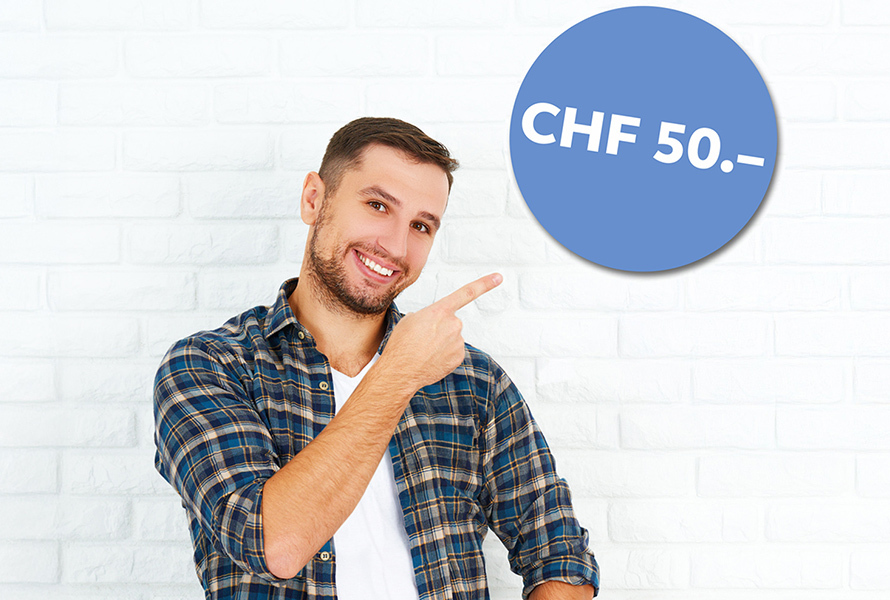 La tua raccomandazione viene premiata Un giovane uomo indica un pulsante blu con «50 franchi» – la Sua raccomandazione viene ricompensata.