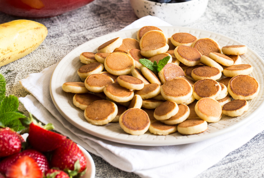 Mini-pancakes à la farine d’épeautre avec de la compote de pommes De petites crêpes moelleuses sans sucre – une collation douce pour vos déplacements ou pour le petit-déjeuner.