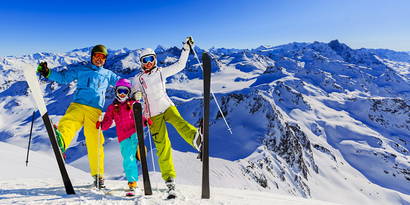 Les sports d'hiver en Suisse - accident de ski. Quelle assurance couvre un accident de ski ? L'assurance de la personne qui a causé l'accident ou de la victime paie-t-elle pour l'accident ? La personne lésée a-t-elle droit à une indemnisation pour le manque à gagner et au remboursement des frais de traitement ? Est-ce que le NBU ou l'assurance responsabilité civile privée paie ?