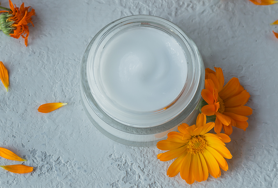 Crème maison au calendula Cette crème DIY douce au calendula soigne intensément les mains sèches et gercées. Idéale pour la saison froide – sans additifs irritants.