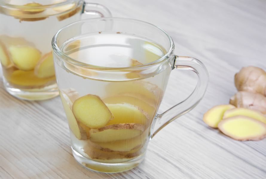Ingwertee – sanfte Hilfe bei Übelkeit Dünne Ingwerscheiben mit kochendem Wasser überbrüht, ziehen 10 Minuten. Mit Honig und Zitrone verfeinert, lindert der Tee sanft Übelkeit.
