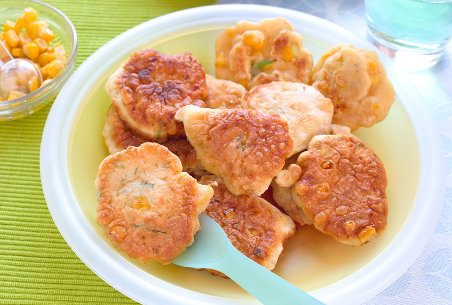 Frittelle croccanti di mais dolce con cipollotti Galettes moelleuses au maïs doux, aux pommes de terre, aux oignons de printemps et à la farine d’épeautre – douces et idéales dès le premier anniversaire