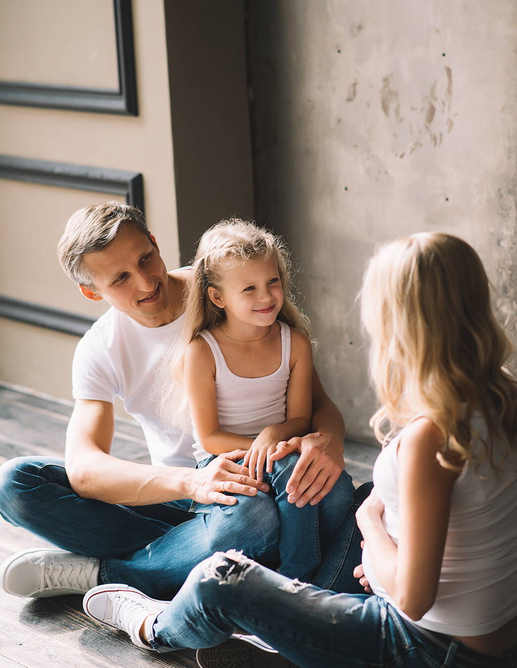 Des parents psychologiquement équilibrés – une base solide pour la famille Un moment harmonieux entre un parent et son enfant dans un environnement détendu. La santé mentale des parents crée sécurité, proximité et stabilité pour toute la famille.