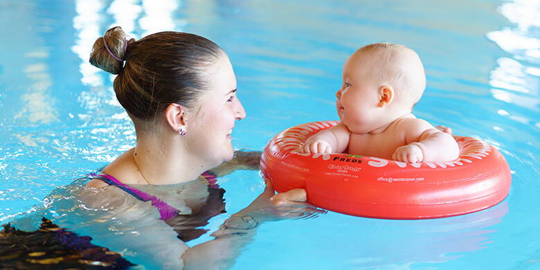 Blog Bébé - Focalisation sur les tout jeunes nageurs. La conscience corporelle, la confiance en soi, la sécurité - puisque les enfants et l'eau vont de pair avant même la naissance, cette richesse d'expérience précoce ne doit pas être cachée aux tout-petits. Apprenez des choses jusqu'ici inconnues sur la natation des enfants.