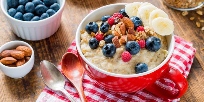 Blog Gravidanza - Porridge. L'avena, la varietà di cereali sottovalutata, aiuta contro i vari disturbi di gravidanza durante la gravidanza. Avena porridge aiuta a raggiungere una sensazione di sazietà di lunga durata, lega l'acido gastrico (bruciore di stomaco, bruciore di stomaco, mal di mattina) e contiene poco zucchero.