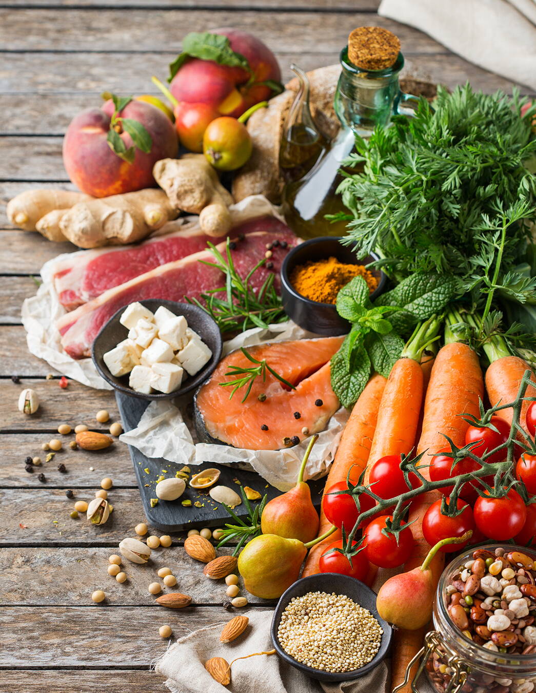 Gesund essen in der Schwangerschaft Eine bunte Auswahl an nährstoffreichen Lebensmitteln: rotes Fleisch, Lachs, Feta, Hülsenfrüchte, Gemüse und Obst – alles, was Mutter und Kind jetzt gut tut.
