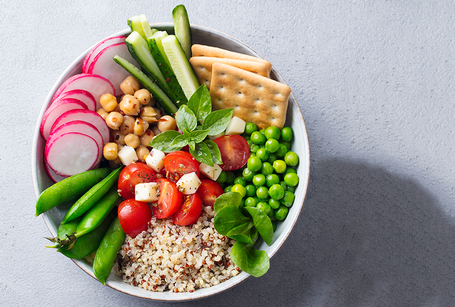 Nährstoffreiche Food Bowl Eine bunte Bowl mit Quinoa, Kichererbsen, Gemüse, Feta und Kräutern – sättigend, ausgewogen und perfekt für den Tag.