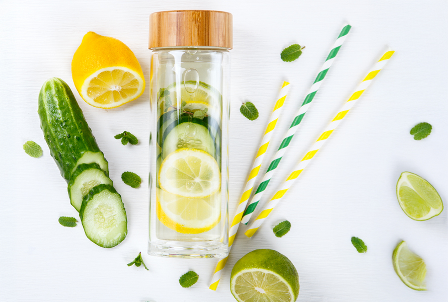 Acqua di cetriolo classica – leggera e aromatica Cetrioli da insalata con fettine di limone o lime, aromatizzati con basilico, aneto, menta o rosmarino. Lo zenzero aiuta inoltre ad alleviare la nausea mattutina.