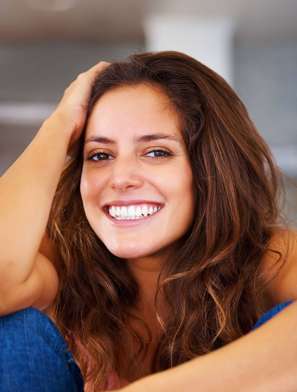 Strahlende Frau mit gesundem Hautbild Eine glückliche, lächelnde Frau zeigt ihre rosige, gepflegte Haut – ein typisches Bild in der 15. Schwangerschaftswoche dank des Hormonanstiegs.